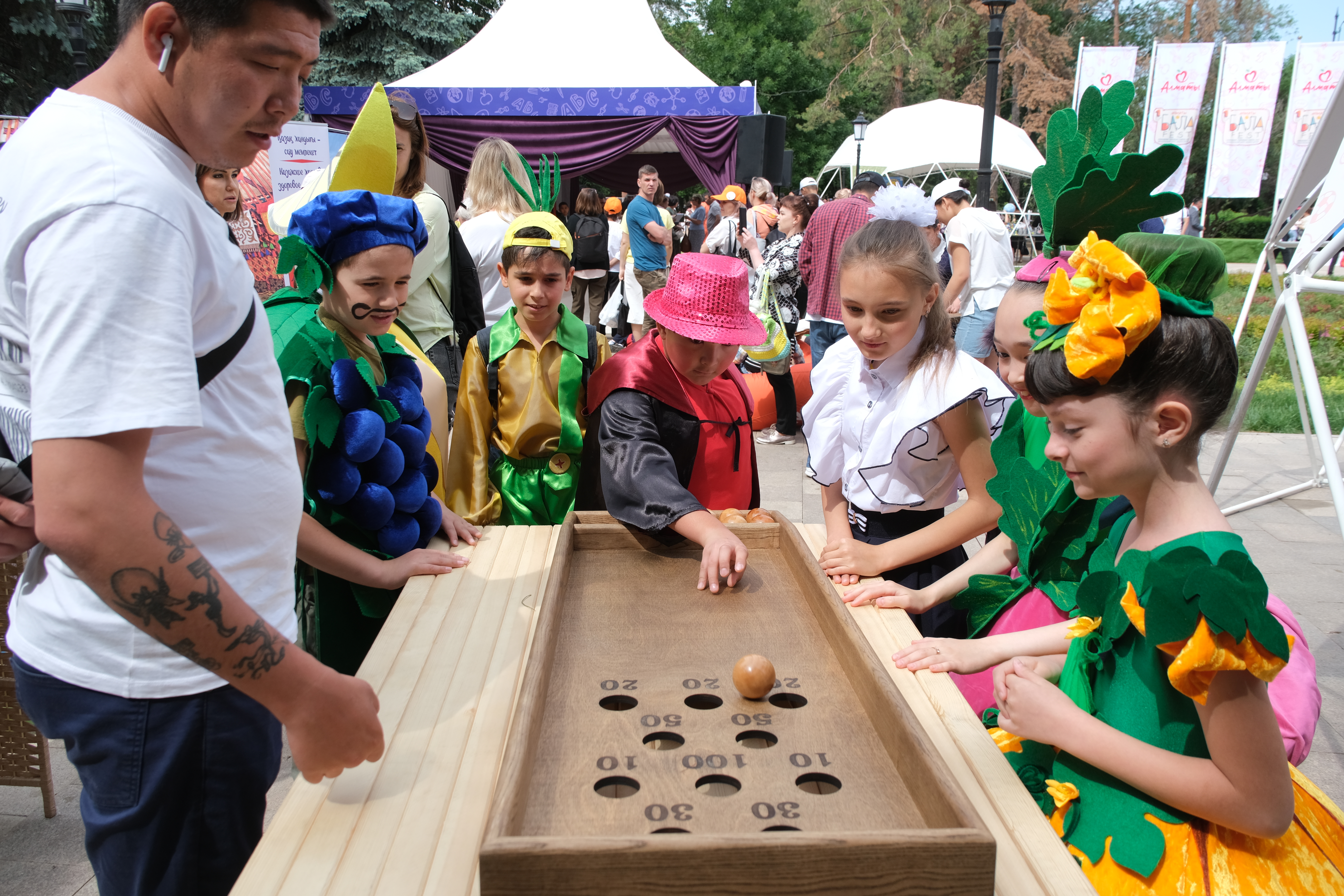 Алматыда балаларды қорғау күніне орай балалар фестивалі өтті