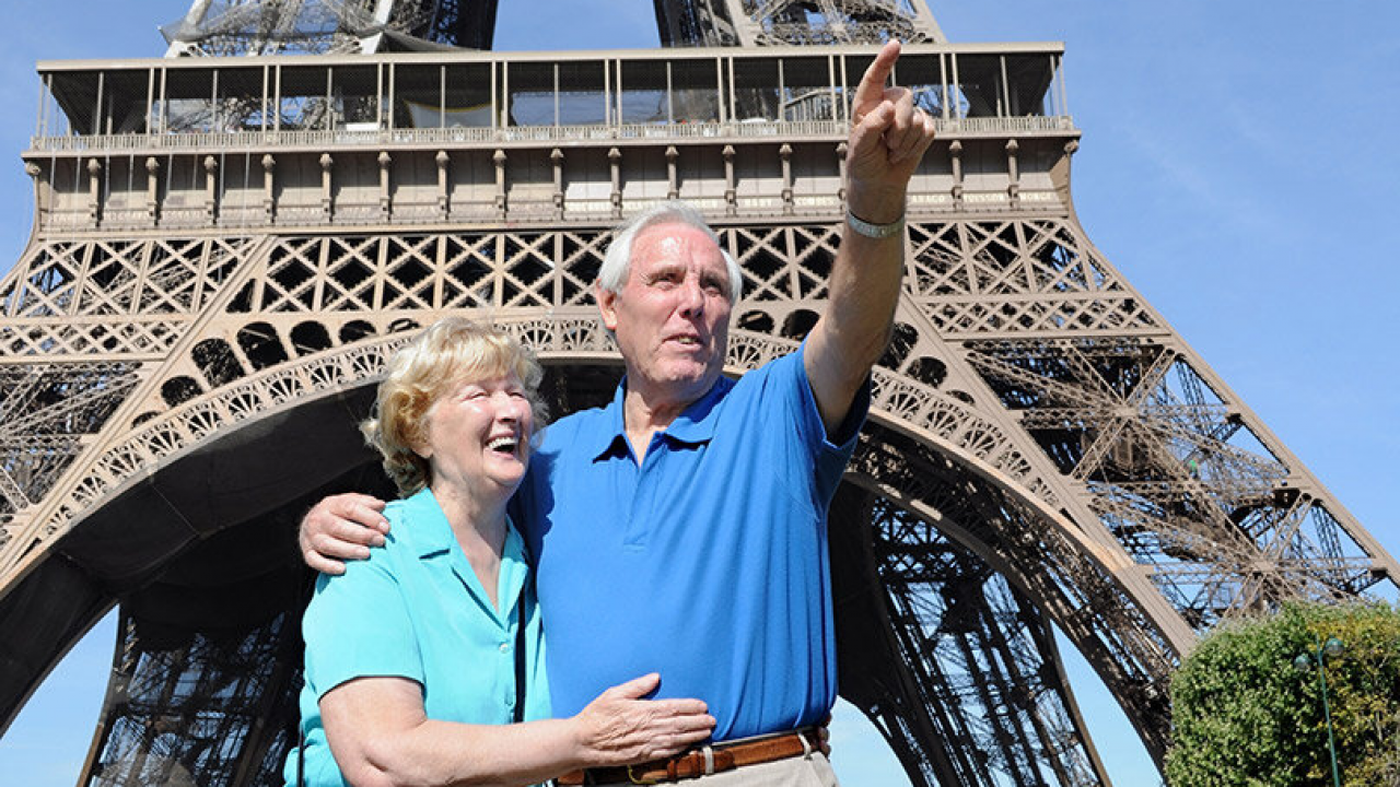 Пожилые люди во Франции. Пенсионеры во Франции. Пожилые люди путешествуют. Пожилые туристы.