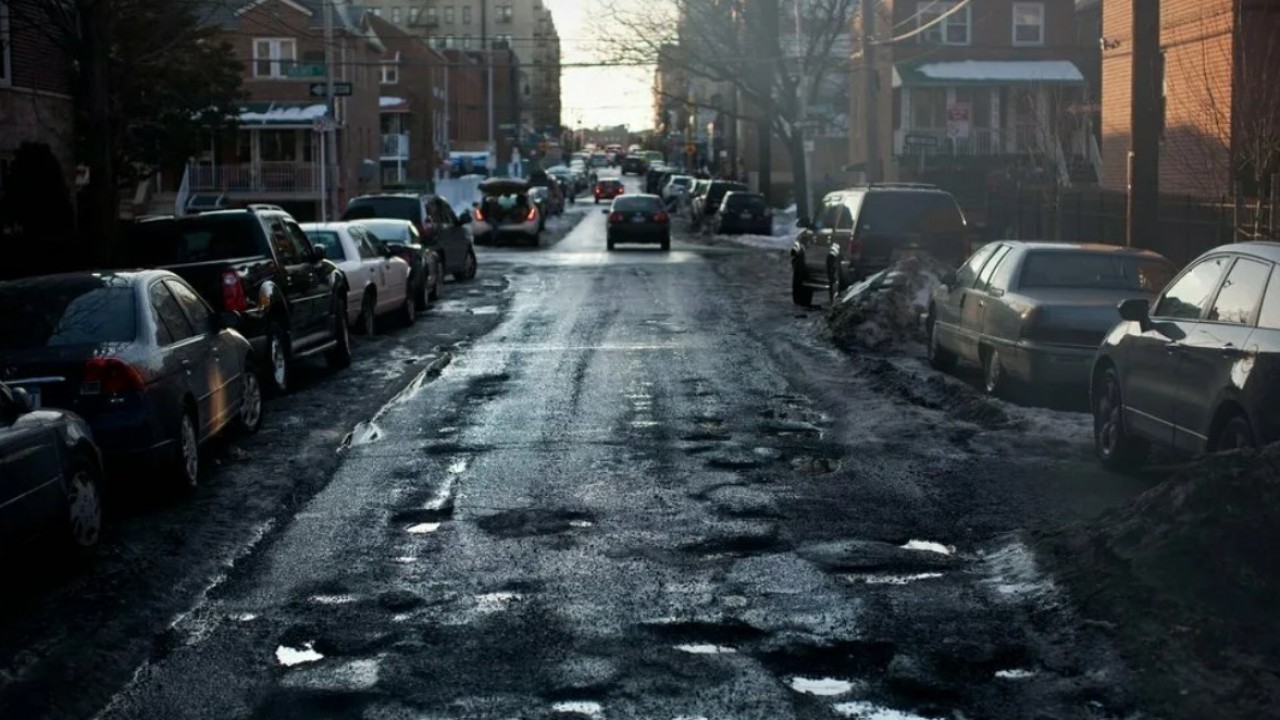 Плохие дороги ответ. Плохие дороги в Нью-Йорке. Разбитые дороги Нью Йорка. Убитые дороги Нью-Йорка. Плохая дорога в Нью Йорке.