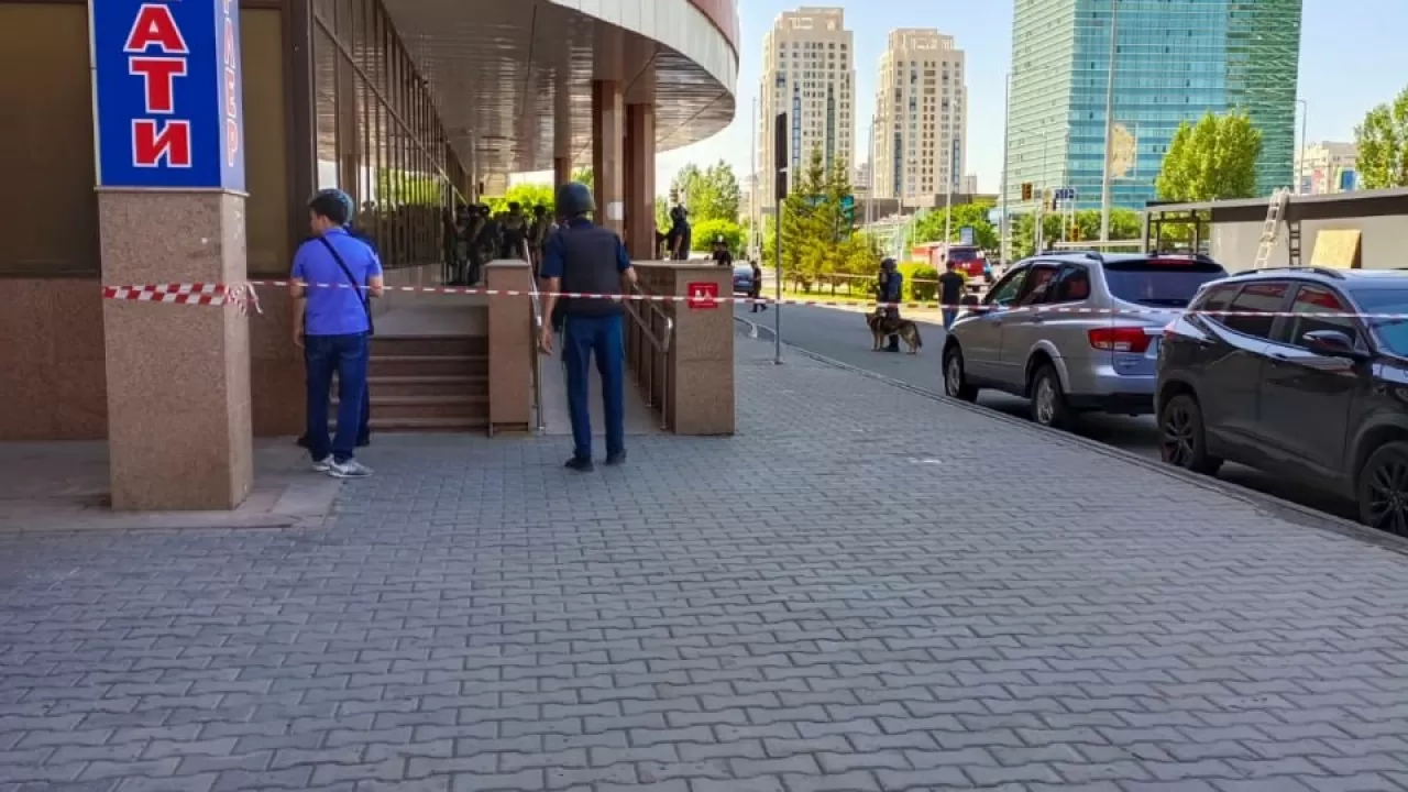 Астанада Kaspi банкінің ғимаратында ер адам мекемеге келушілерді кепілге алды