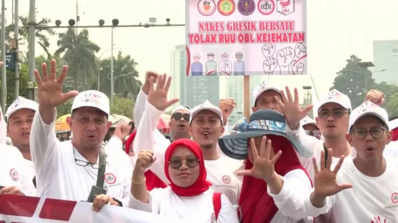 Индонезия ақ халаттылары наразылыққа шықты