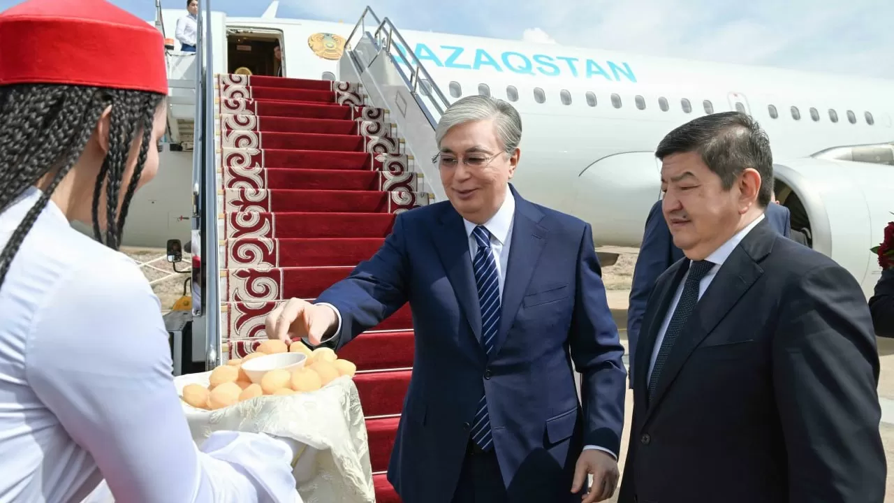 Токаев прилетел в Кыргызстан для участия во встрече лидеров стран ЦА и ЕС
