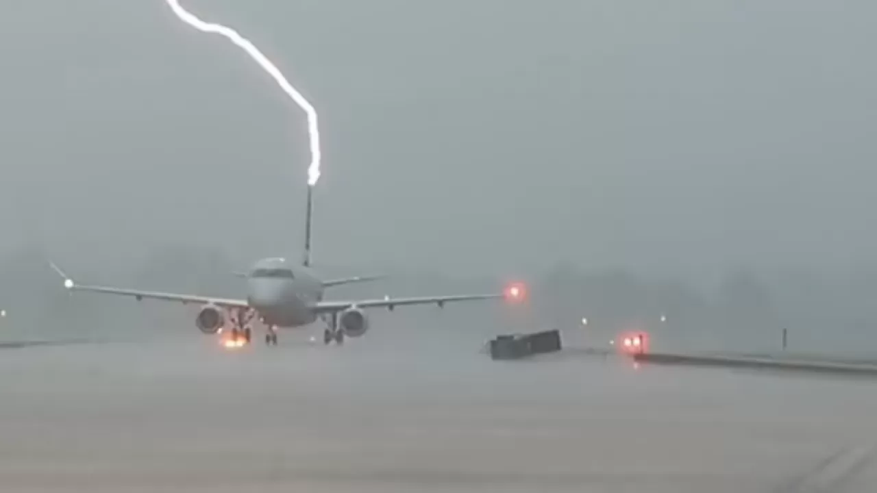 В самолет с пассажирами ударила молния