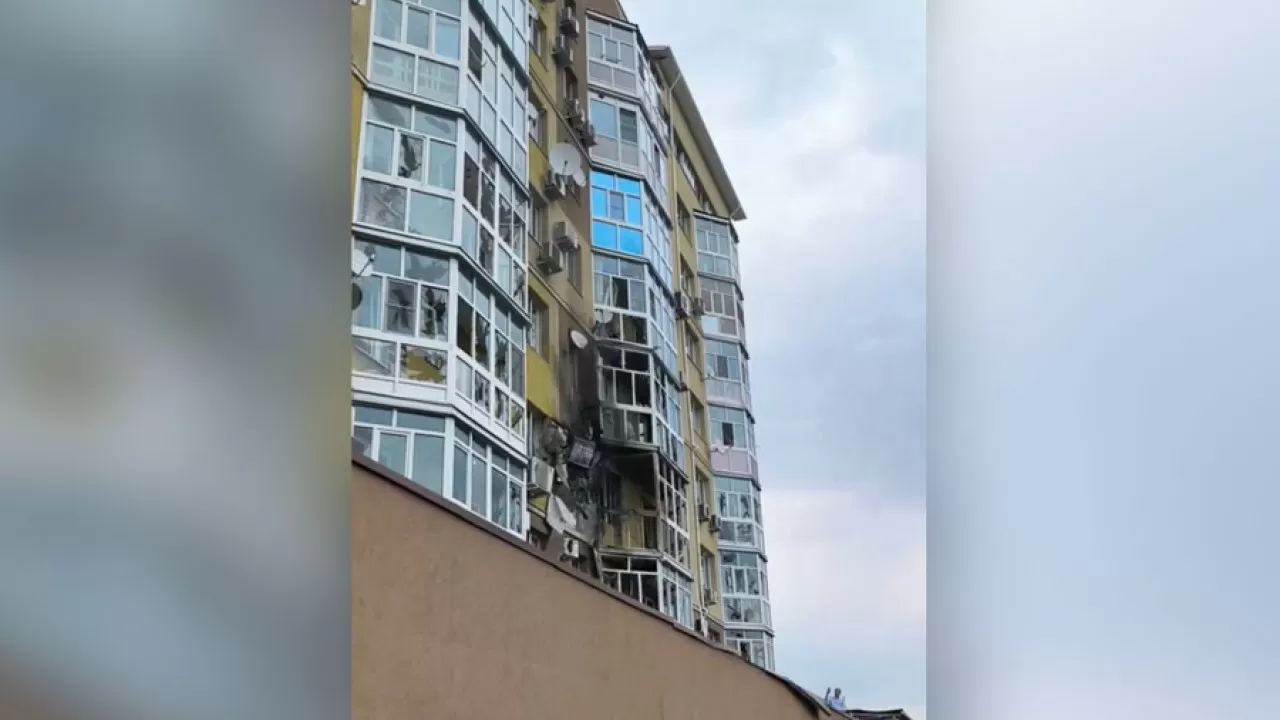 БПЛА со взрывчаткой врезался в дом одного из городов России