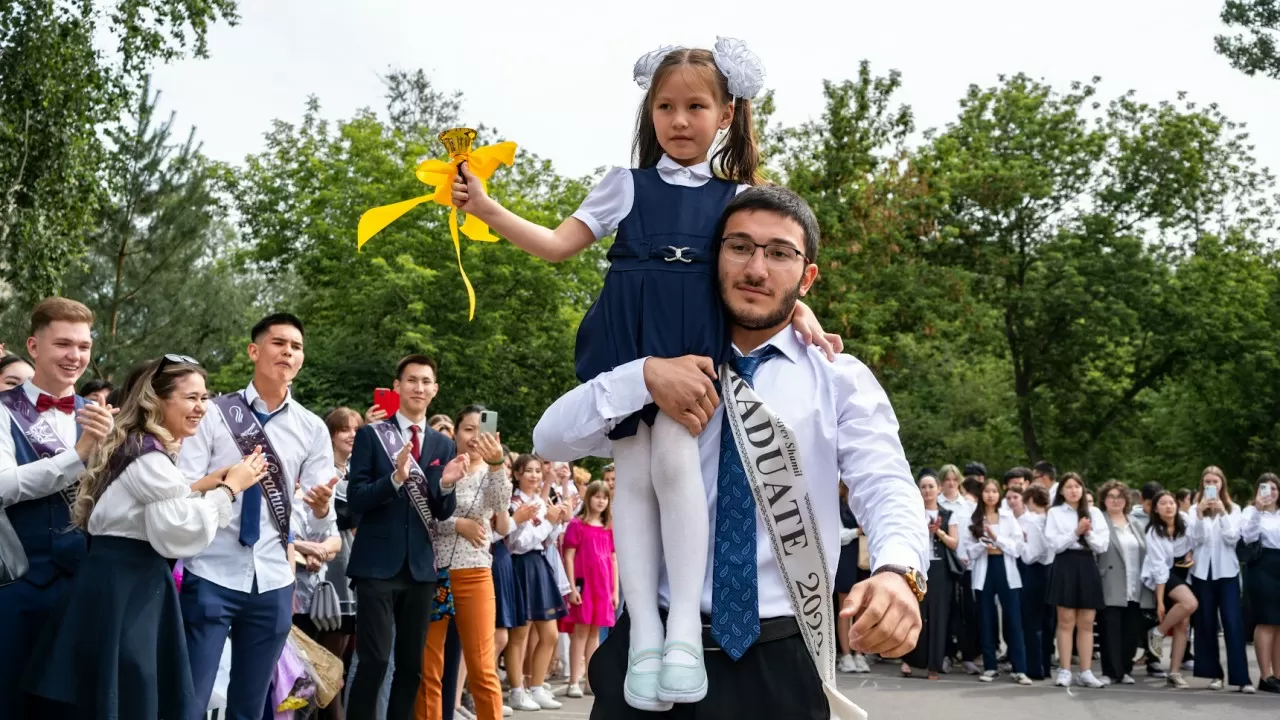 Добавили срок: в казахстанских школах прозвенел "последний звонок"