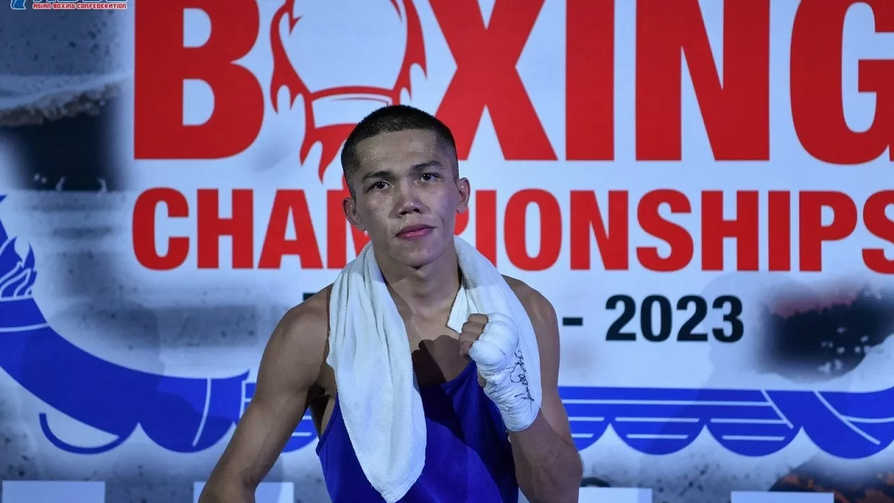 19-летний чемпион мира по боксу из РК подарил отцу внедорожник