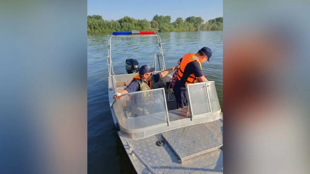 Павлодарда полицейлер суға батып бара жатқан әйелді құтқарып қалды