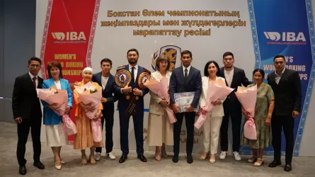 Казахстанские призеры ЧМ по боксу получили премии от ФБК