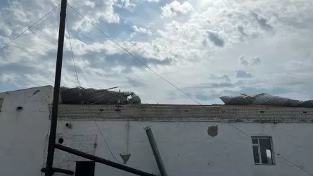 Ветер сорвал крышу со здания в Павлодарской области