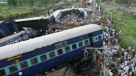 233 человека погибли при столкновении поездов в Индии