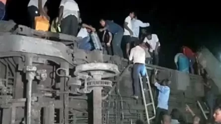 Не менее 50 человек погибли в результате столкновения поездов в Индии