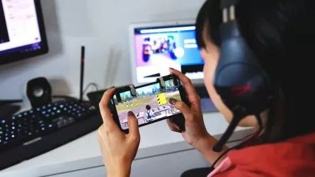 Китайская школьница потратила 86 тыс. долларов на мобильные игры