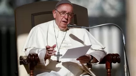 Папа Франциск впервые обращается к верующим после операции 