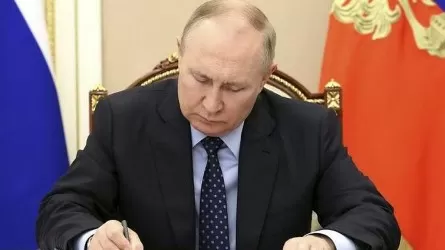 Путин продлил запрет на экспорт нефти из РФ по предельной цене до конца года   