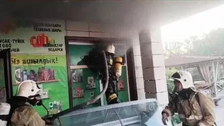 30 человек эвакуировали из-за пожара в продуктовом магазине в Усть-Каменогорске
