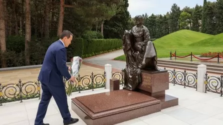 Әлихан Смайылов Бакуде Гейдар Әлиевтің бейітіне гүл шоқтарын қойды