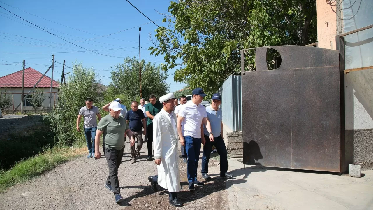 Түркістан облысының әкімі кісі қолынан қаза тапқан 5 жасар қыздың отбасында барды