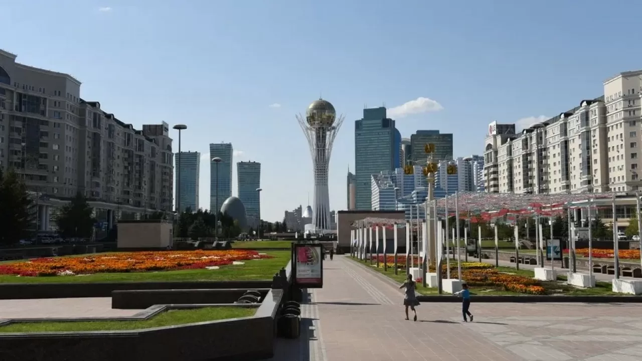 Әскери қызметшілер Астана күніне флешмоб ұйымдастырды