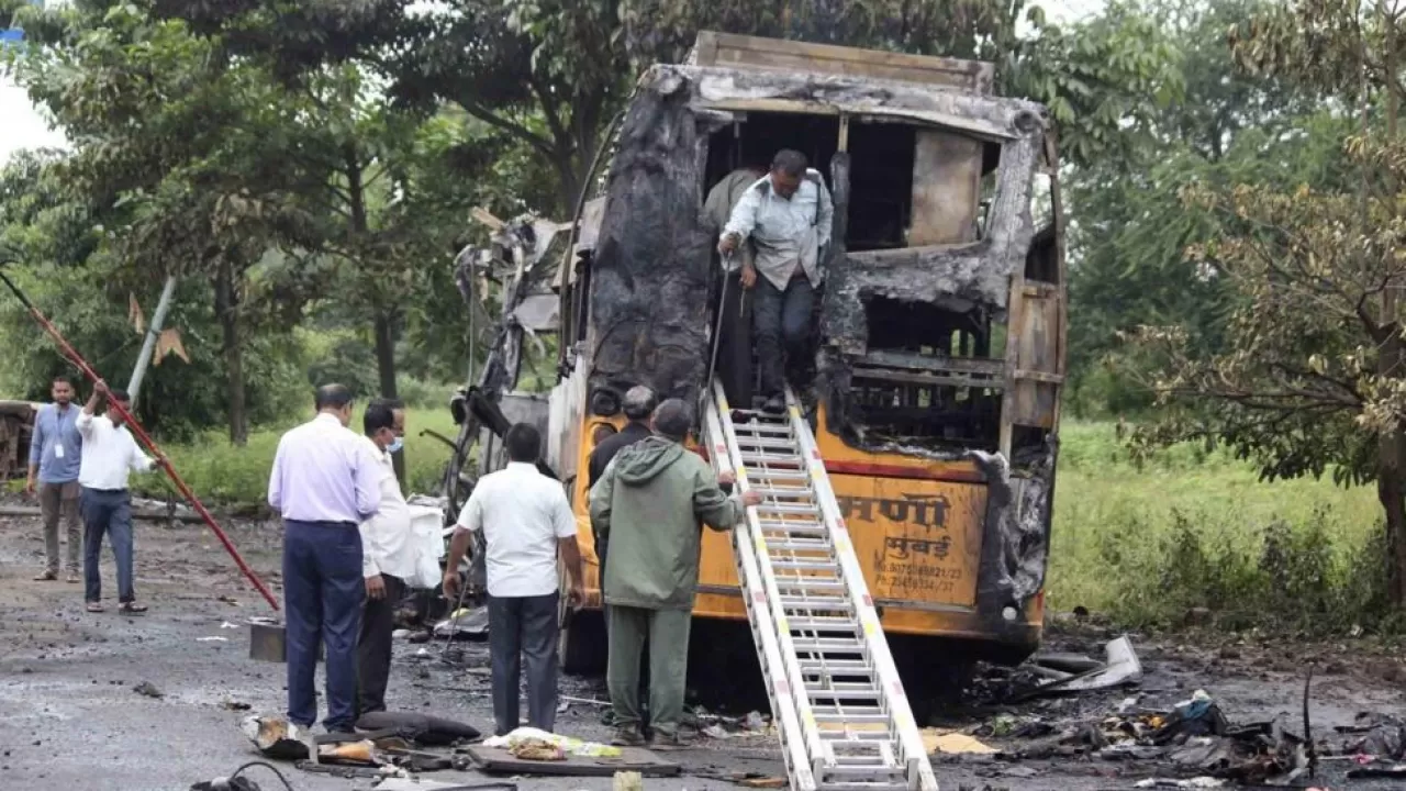 В Индии при возгорании автобуса погибли не менее 25 человек