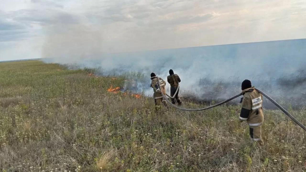 Батыс Қазақстан облысында құрғақ шөп өрті сөндірілді