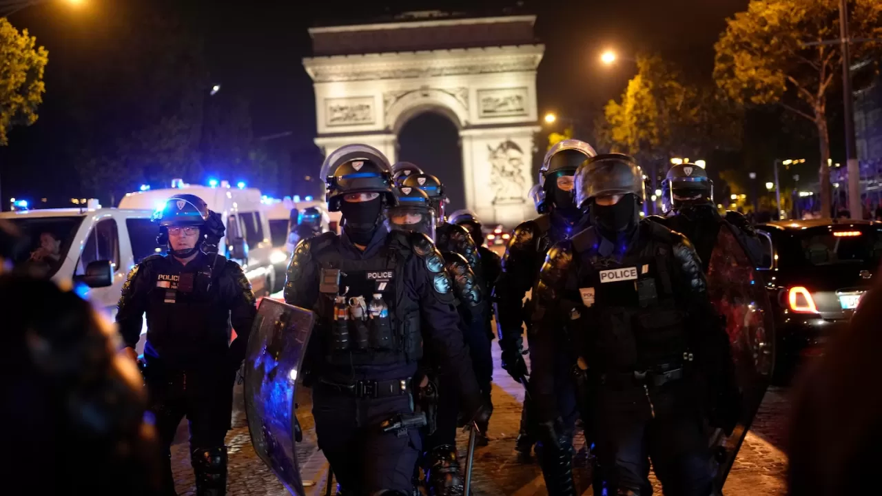 Президент Франции заявил о готовности штрафовать членов семей протестующих