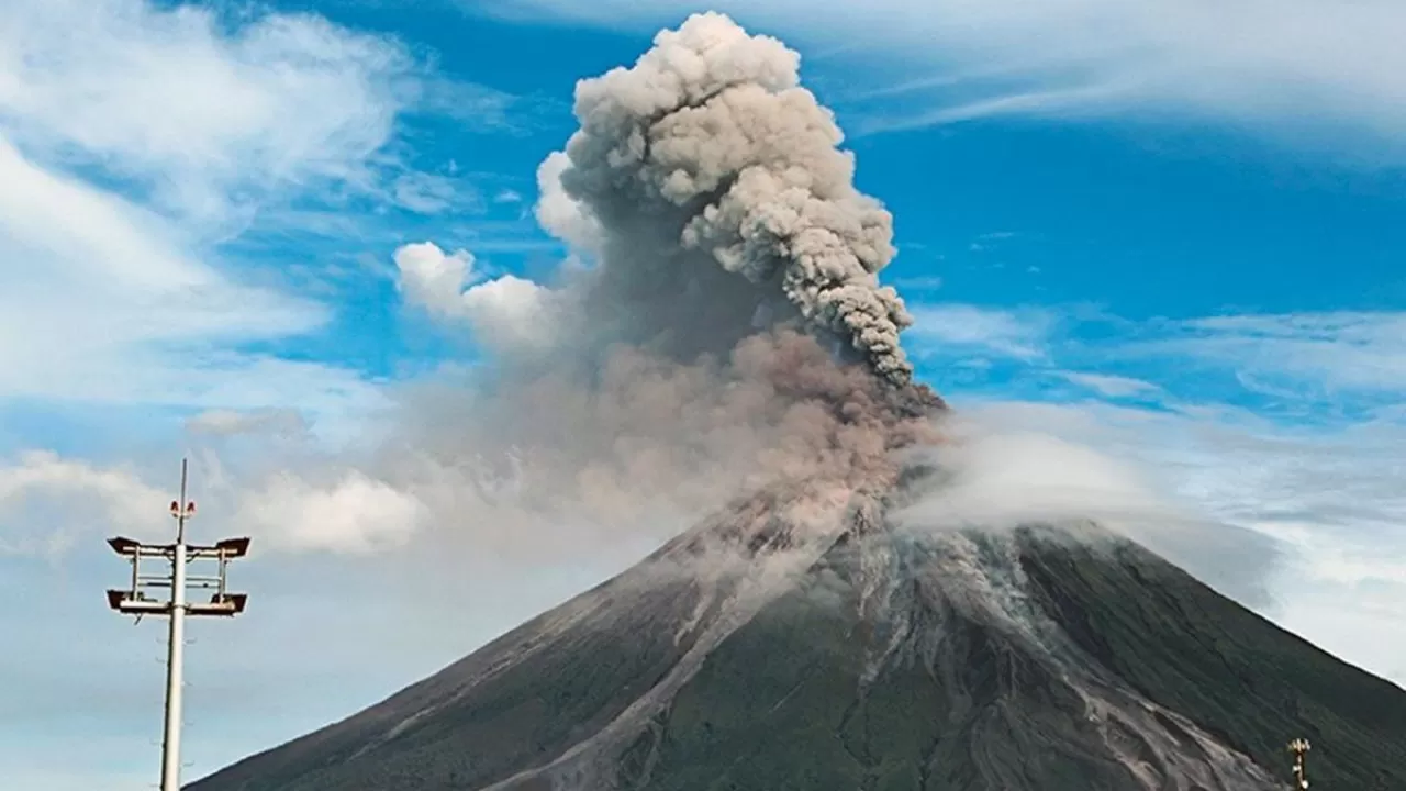 Вулкан Эбеко на северокурильском острове Парамушир выбросил пепел в воздух 