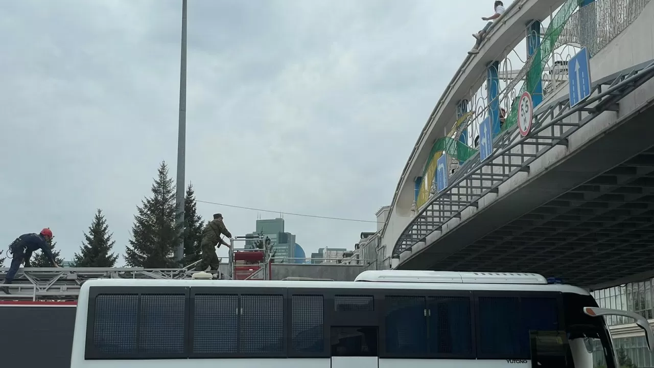 "Балама заңсыз жала жабылды": Елордада әйел көпірден секірмек болды