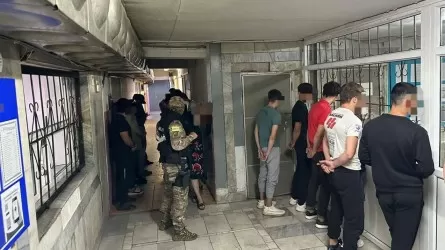 Более 40 человек сразу задержали полицейские в Караганде