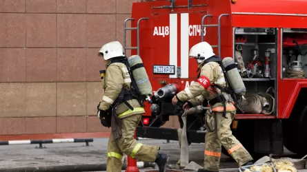 Два человека погибли при пожаре в многоэтажке в Темиртау