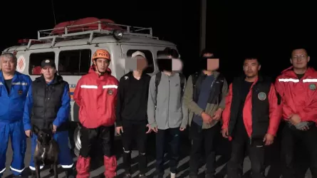 В горах Алатау сотрудники МЧС спасли трех подростков
