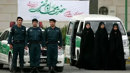 Иранда «әдеп сақшылары» қайта көшелерге шықты