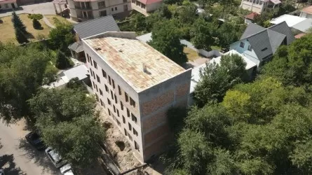 В Алматы по решению суда сносят бизнес-центр