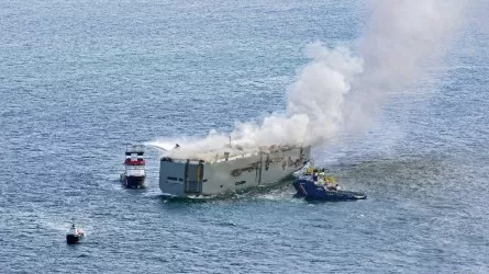 Грузовое судно с 3000 автомобилями на борту горит в Северном море 