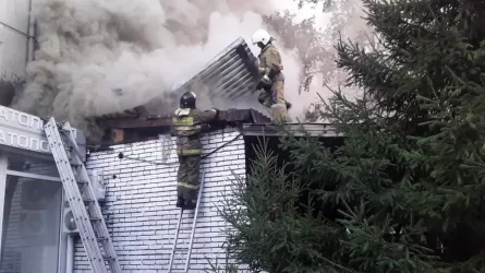В  Усть-Каменогорске при пожаре в кафе эвакуировано более 50 человек