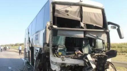 Два человека погибли после столкновения автобуса и автомашины на юге РК
