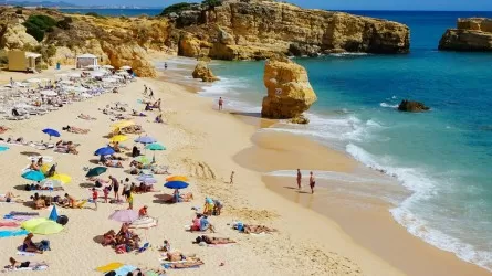Любителям громкой музыки на пляже в Португалии грозит штраф до 36 тыс. евро 