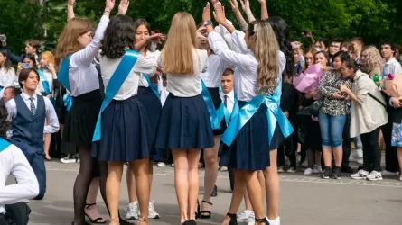 Продлят ли школьный учебный год в Казахстане?