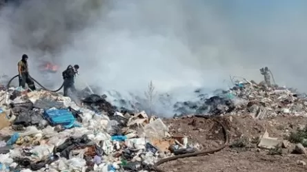 Почти 10 дней горит мусорный полигон в Кокшетау