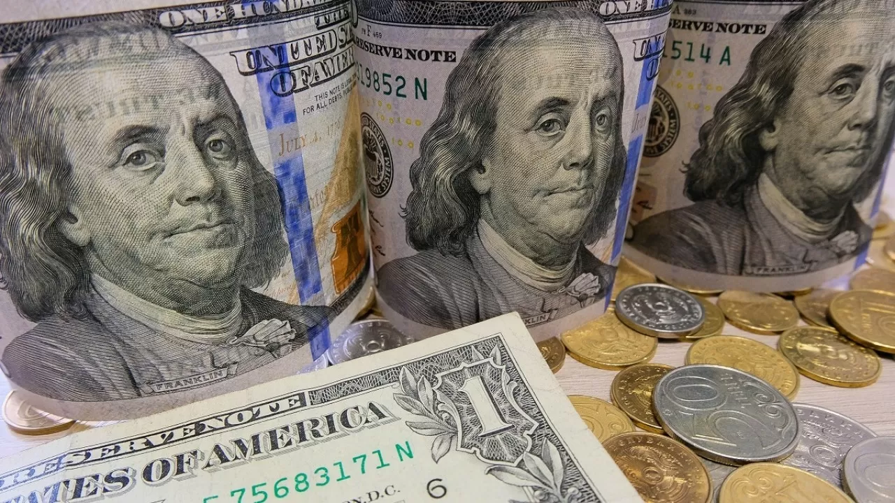 Казахстанцы стали меньше покупать доллары и рубли 