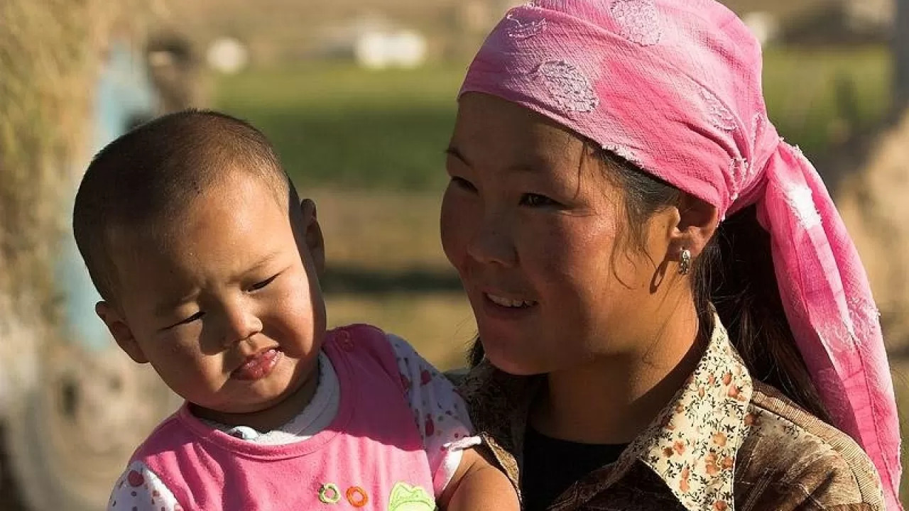Хороший киргиз. Малыш Киргиз. Маленький Киргиз. Мама Киргиз. Женщины Азии с детьми.
