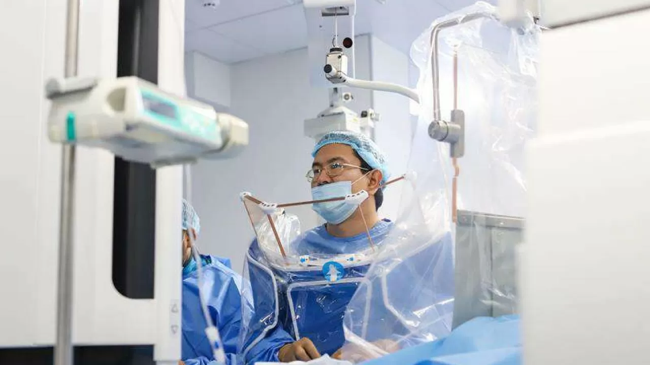 12 сағат бойы операция жасаған хирург: "Операциядан кейін белім қарысып, орнымнан тұра алмай қалдым" 