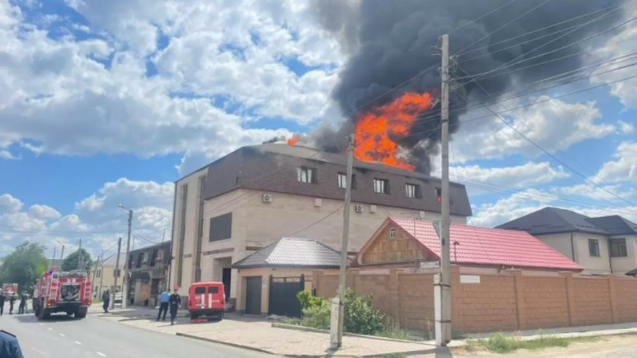 Крупный пожар случился в одном из баров Актобе