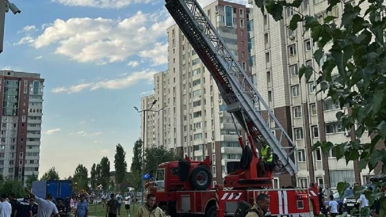 Алматыда өрт кезінде тұрғындар терезеден секірген: "Көмекті күтуге болар еді"