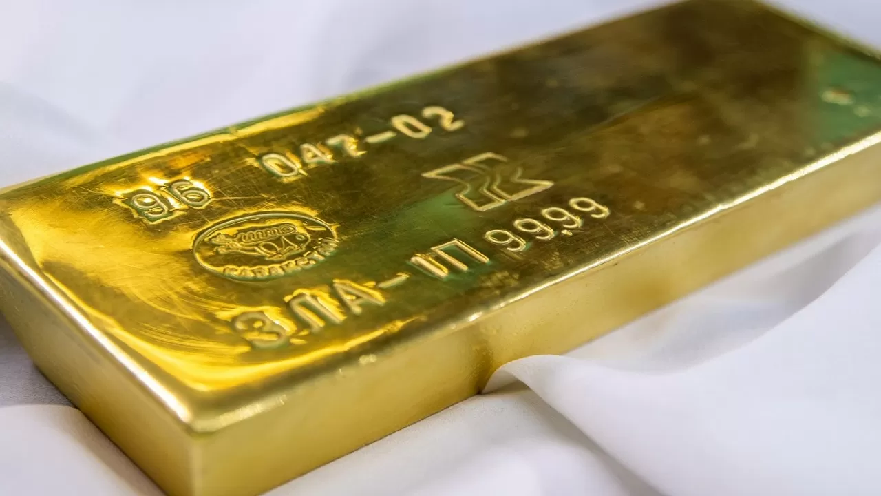 Золото дешевеет во время укрепления доллара