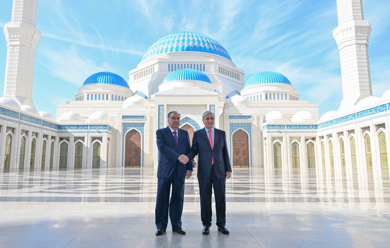 Қазақстан мен Тәжікстан президенттері Астана қаласының Бас мешітіне барды