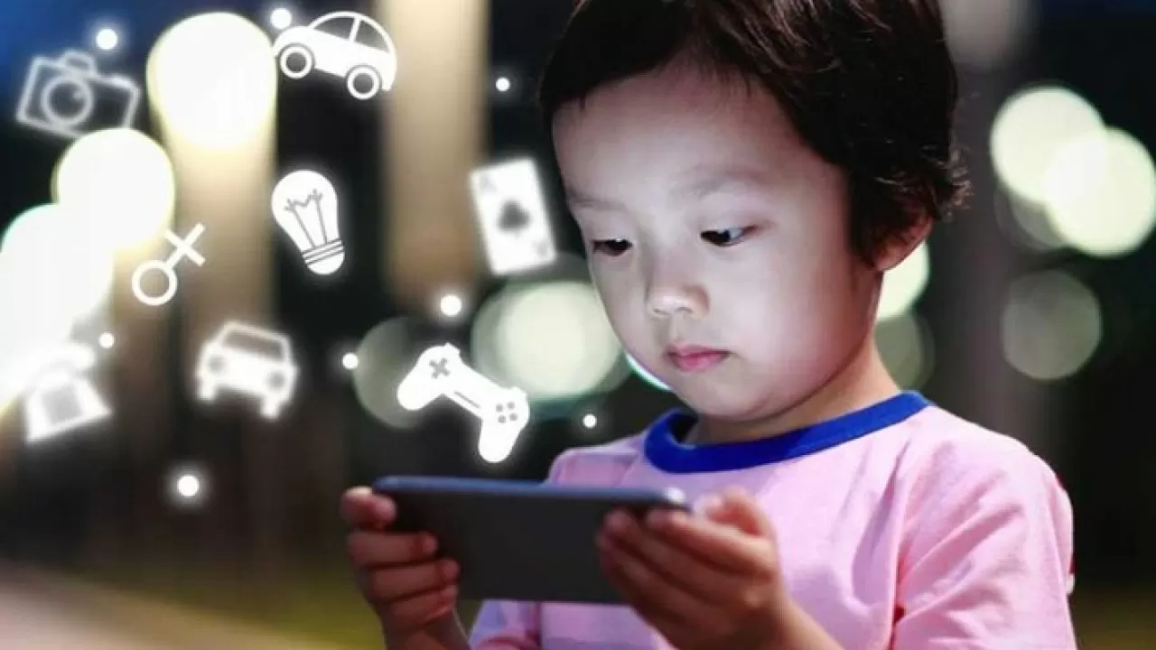 Қытай үкіметі балалардың телефон қолдануын шектеуге ниетті 