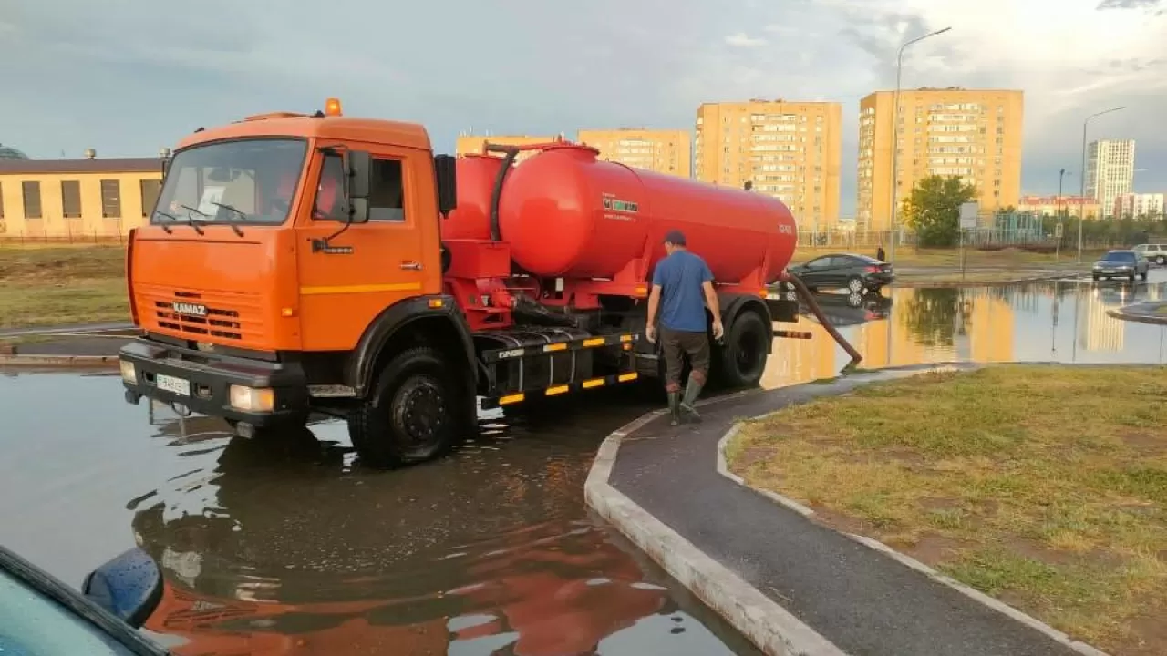 Елорданы жаңбыр суынан тазартуға 100-ден астам арнайы техника жұмылдырылды