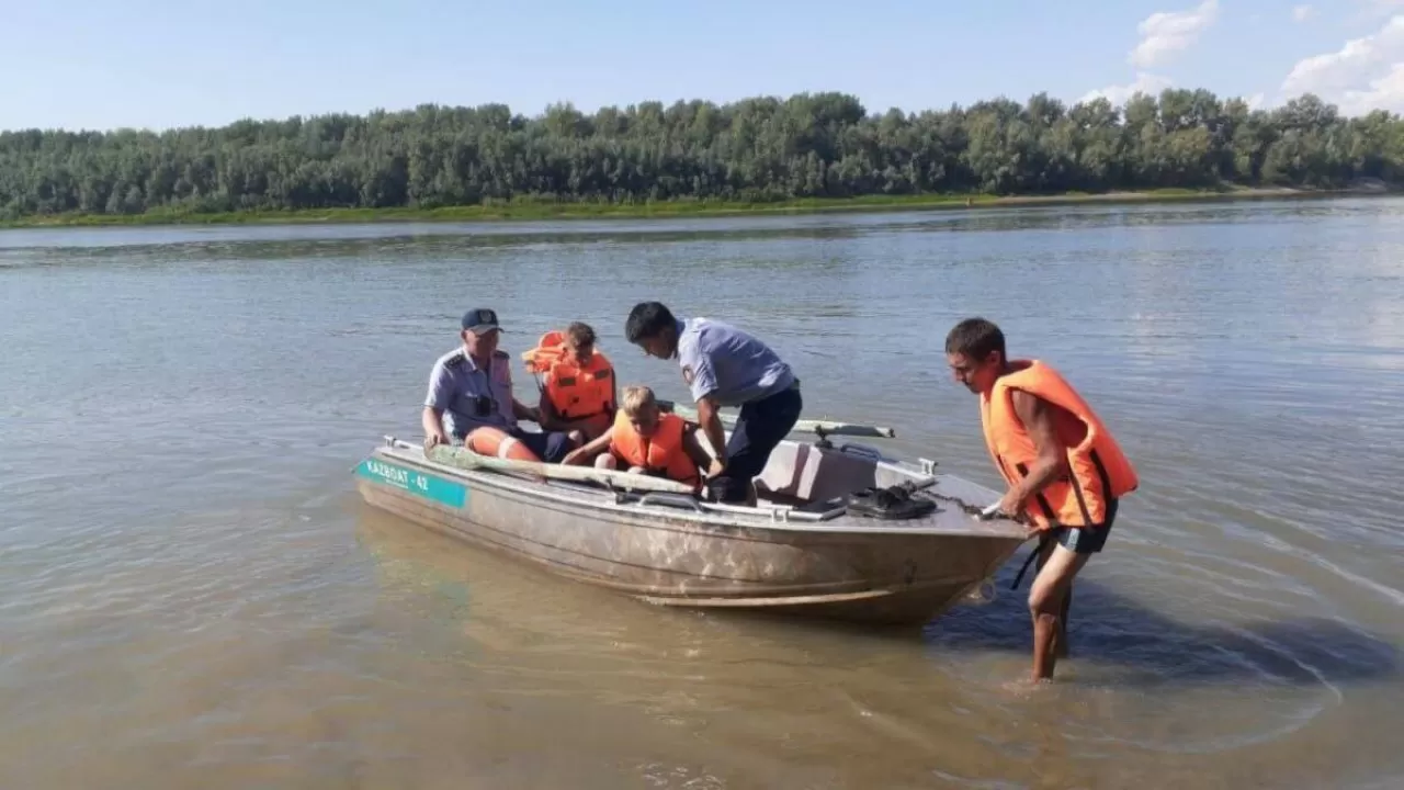 Ертіс өзенінің жағалауында қалып қойған жасөспірімдер құтқарылды