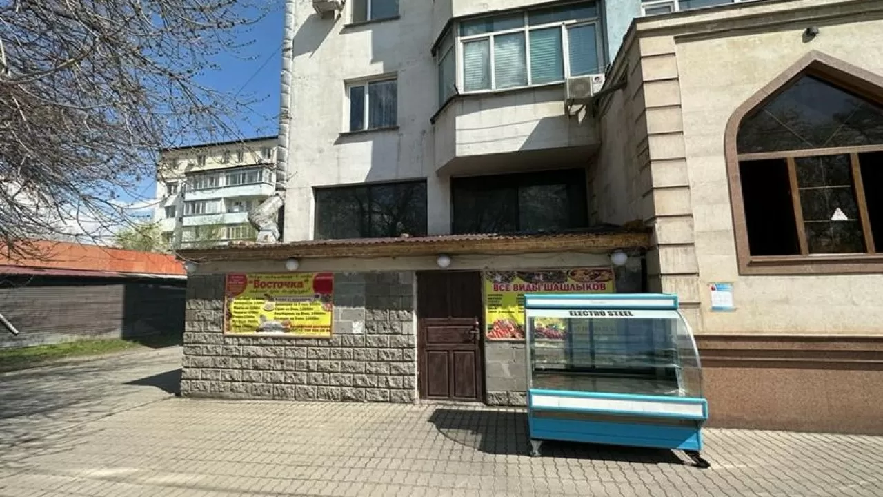 В Алматы снесли незаконно построенное кафе