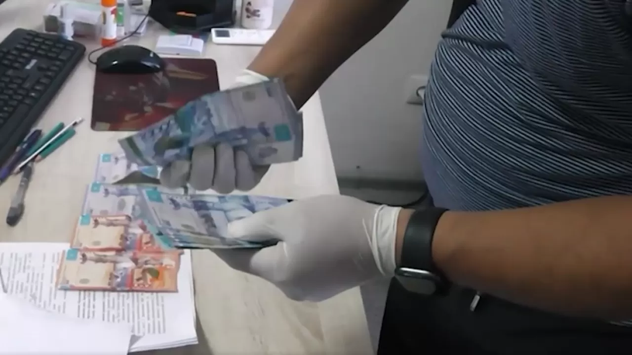 Жетісу облысы Медициналық және фармацевтикалық бақылау департаменті басшысы жүйелі негізде пара алған